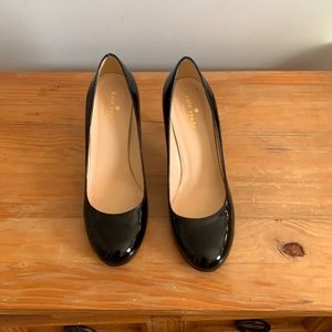 STUNNING BLACK PATENT ROUND TOE PUMPS